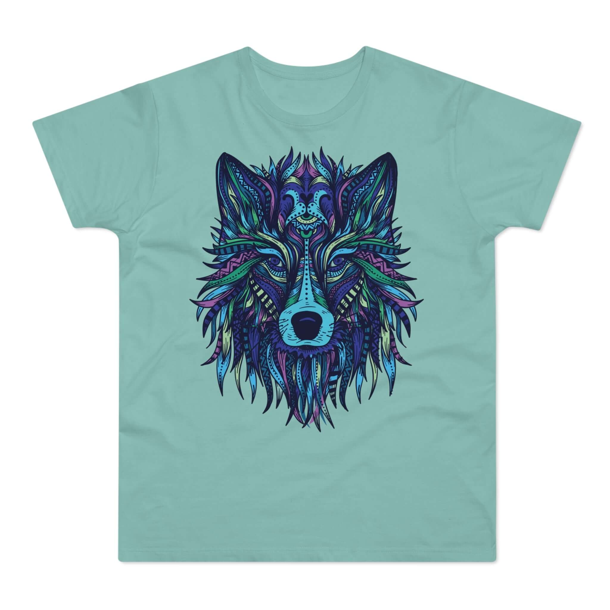 Mint t-shirt med tryk med en ulv i mandala-kunst.