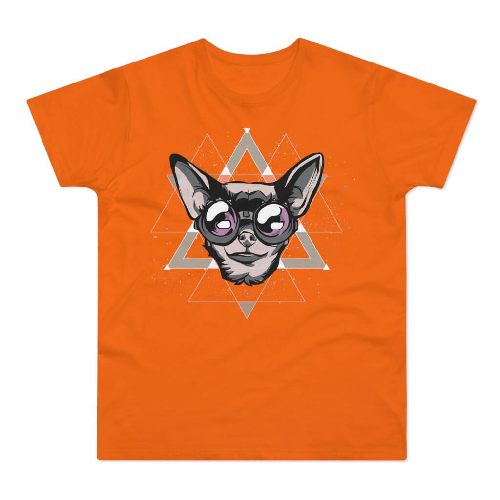T-shirt med navnet: Chippuh, The Chihuahua, On A Trip | T-Shirt Med Tryk.