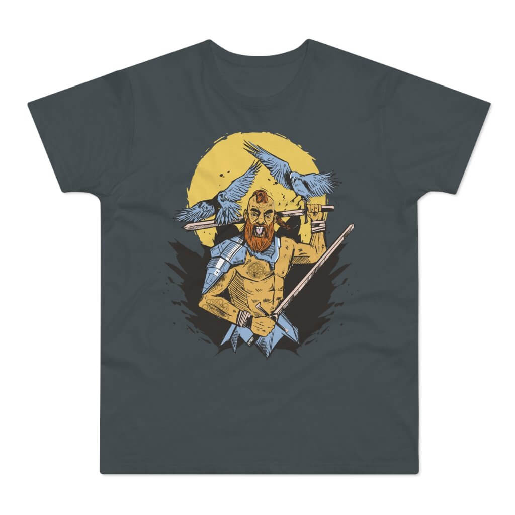 Grå t-shirt med tryk med en kæmpende gal viking og to ravne, der flyver over ham.