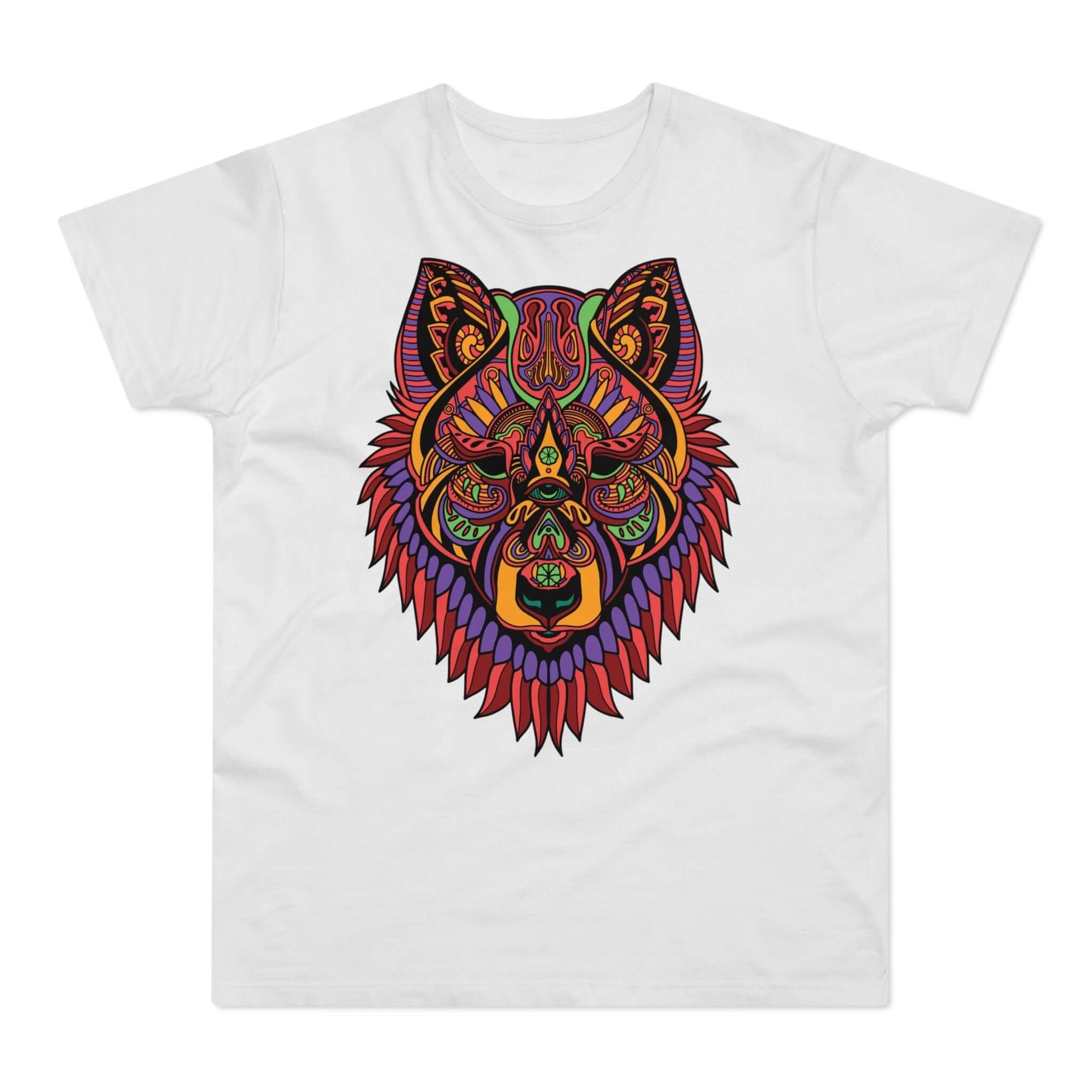 Hvid t-shirt med tryk med et hoved af en farverig ulv i mandalastil.