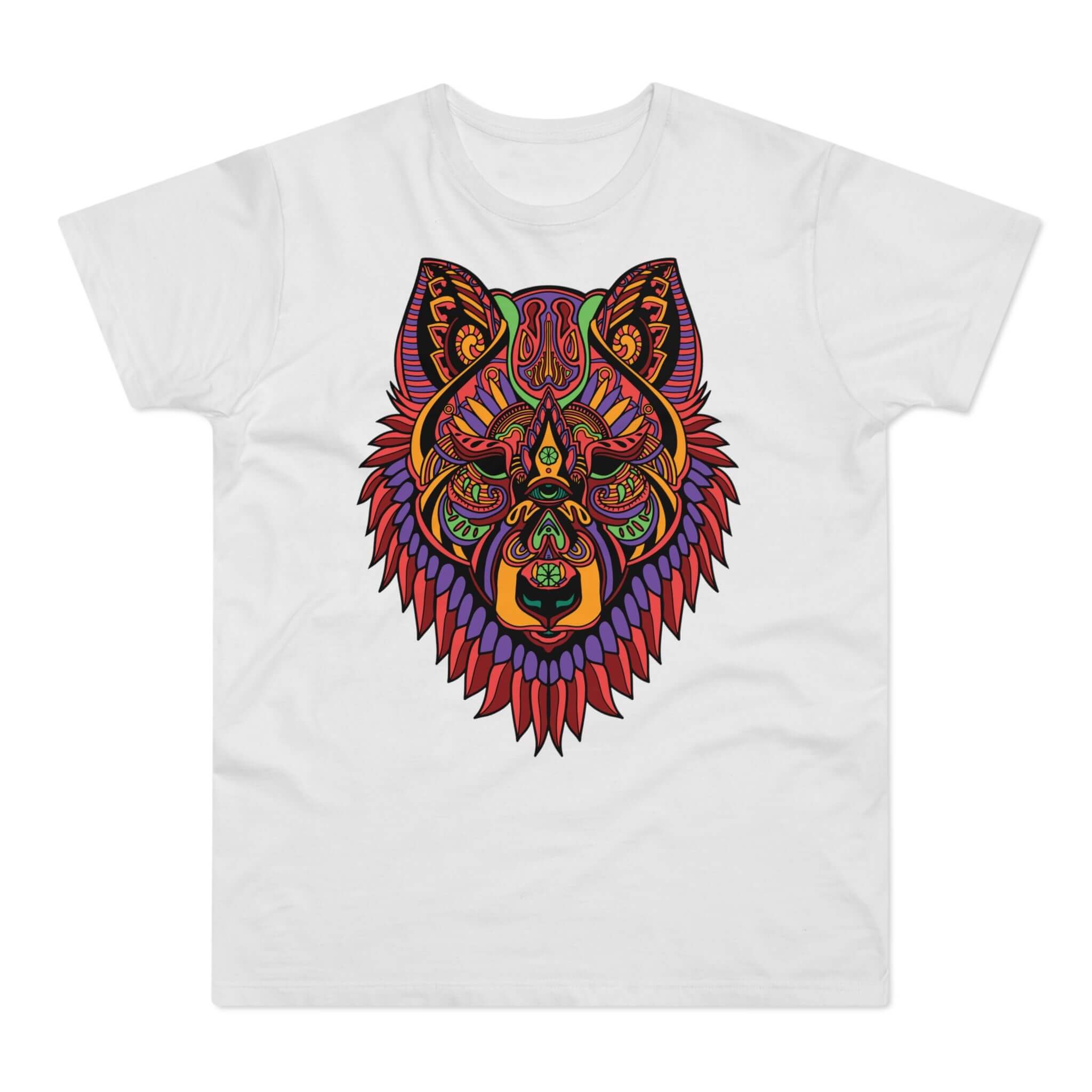 Hvid t-shirt med tryk med et hoved af en farverig ulv i mandalastil.