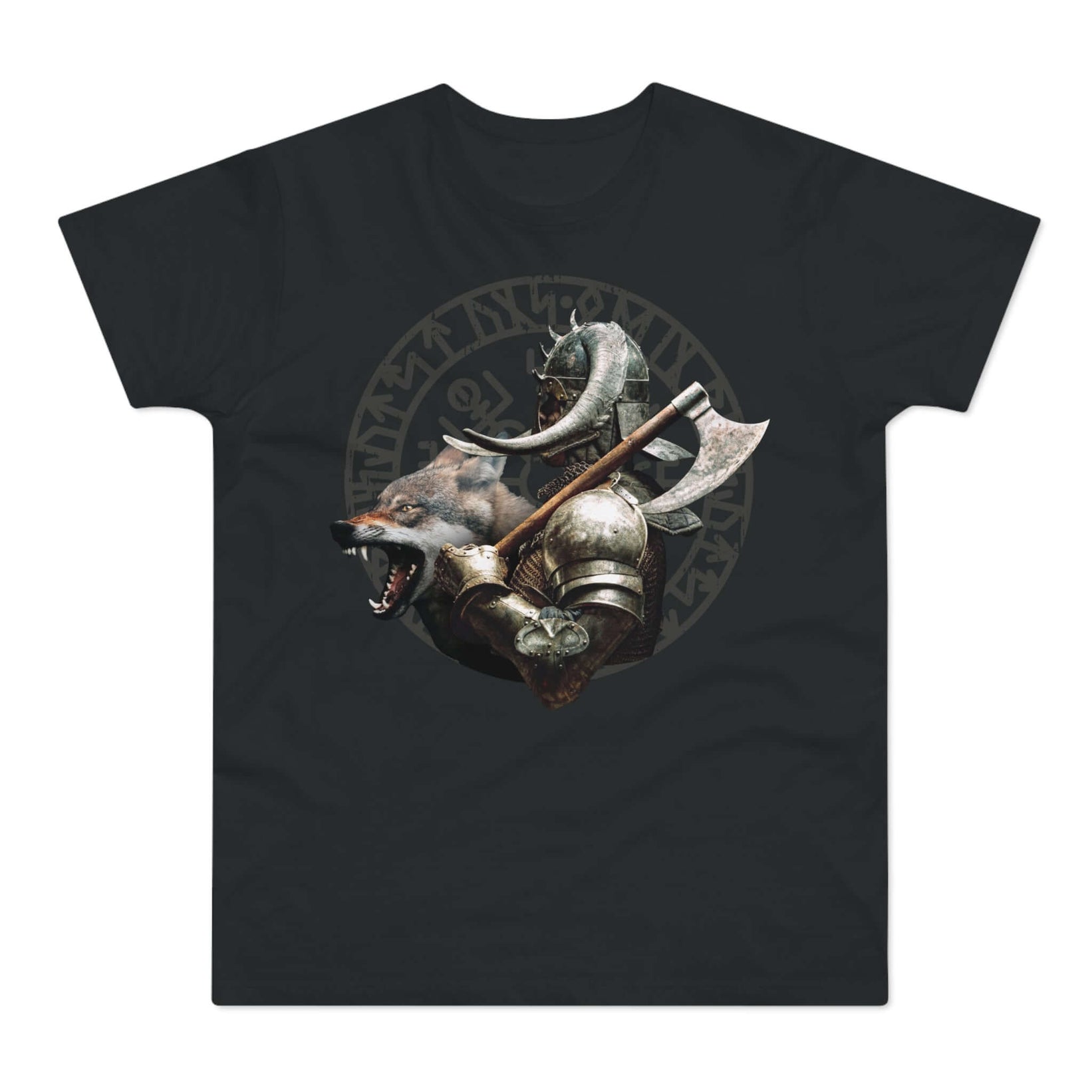 Sort t-shirt med tryk med en mægtig kriger iført en hjelm med horn, en økse på skuldrene og en ulv ved siden af sig.