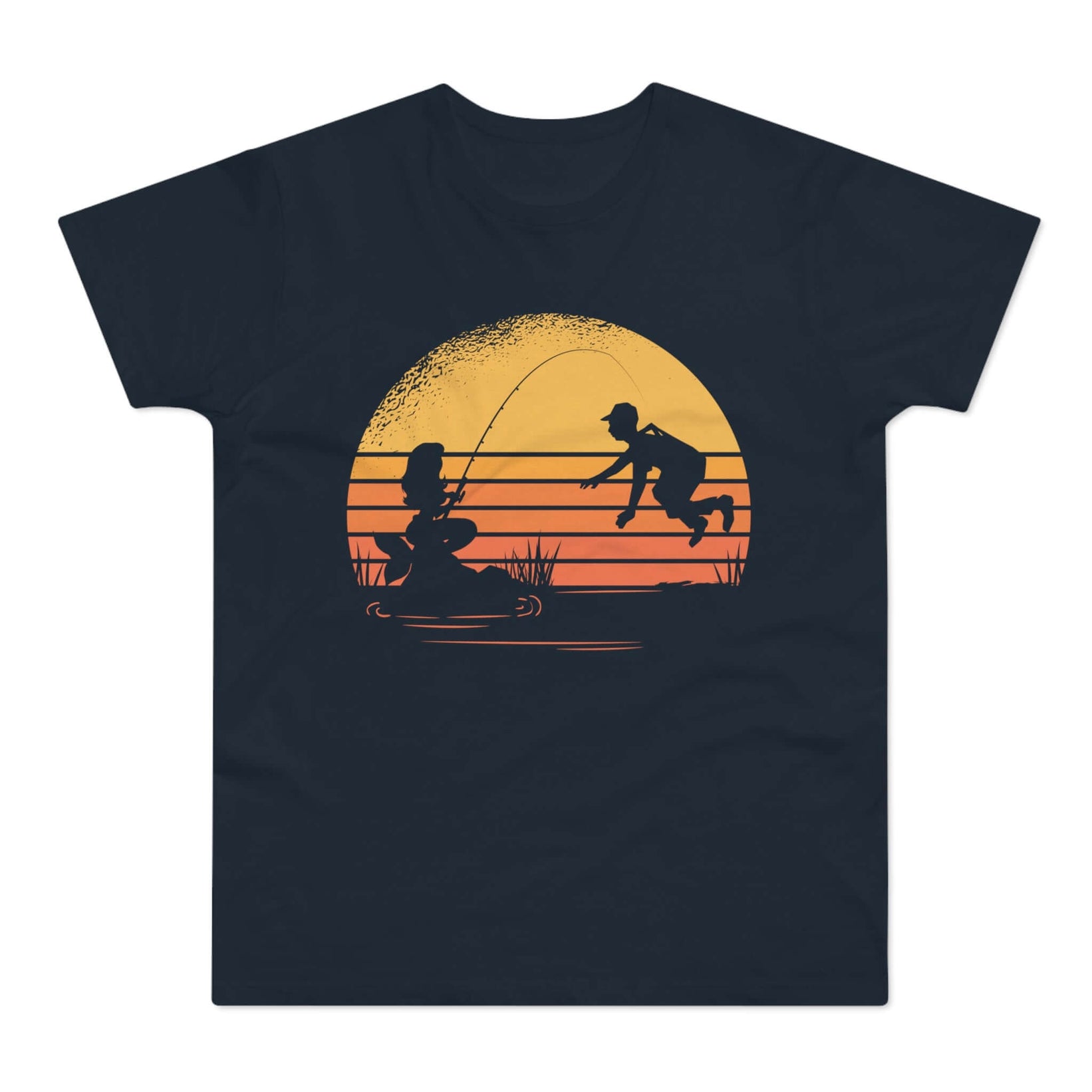 Mørkeblå t-shirt med tryk med en havfrue, der fisker efter en lystfisker med en fiskestang.