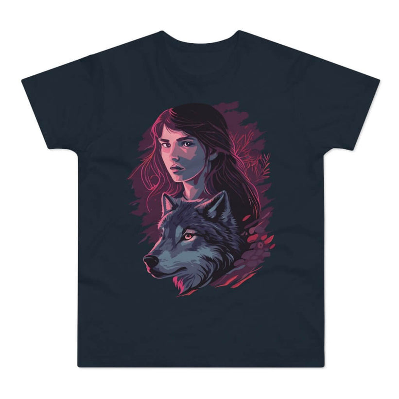 Mørkeblå t-shirt med tryk med en ung, smuk kvinde med en ulv ved sin side.