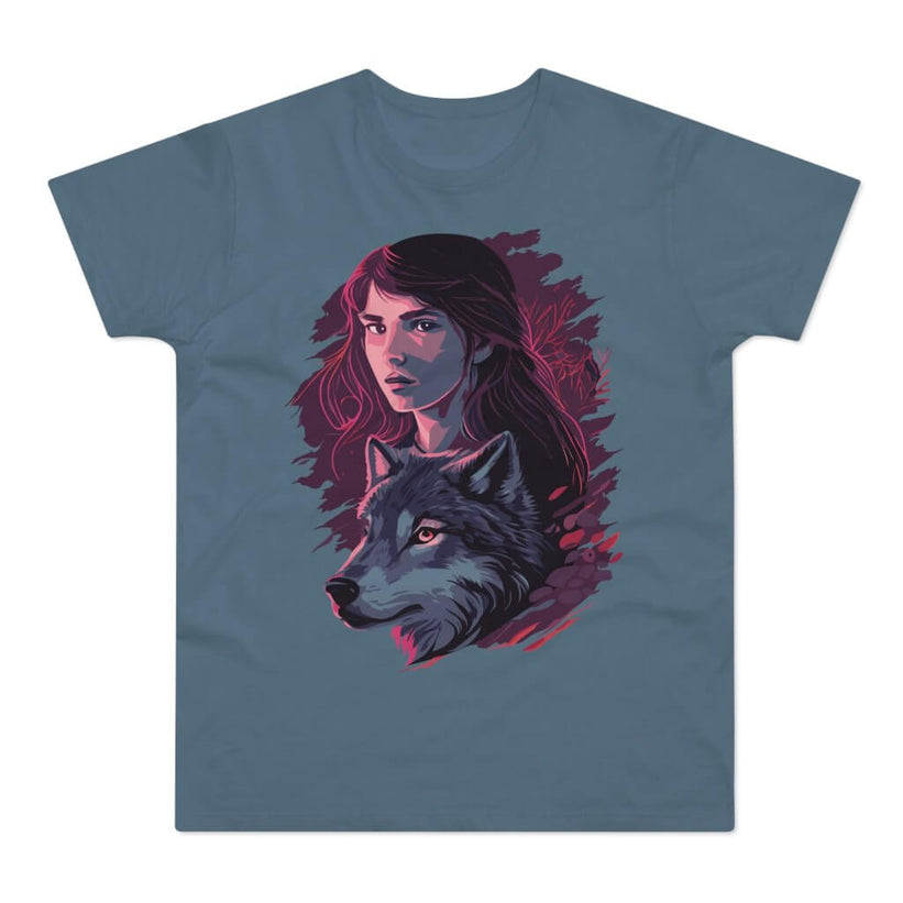 Stenblå t-shirt med tryk med en ung, smuk kvinde med en ulv ved sin side.