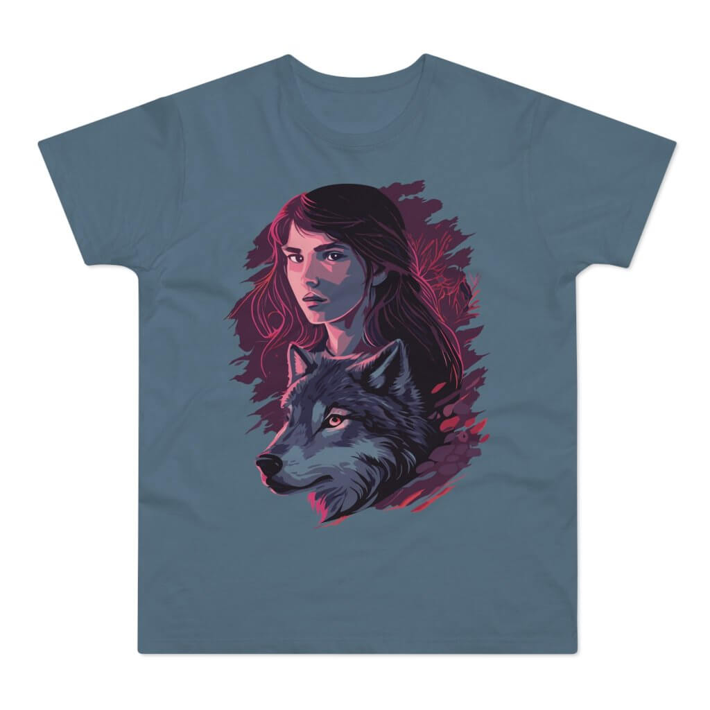 Stenblå t-shirt med tryk med en ung, smuk kvinde med en ulv ved sin side.