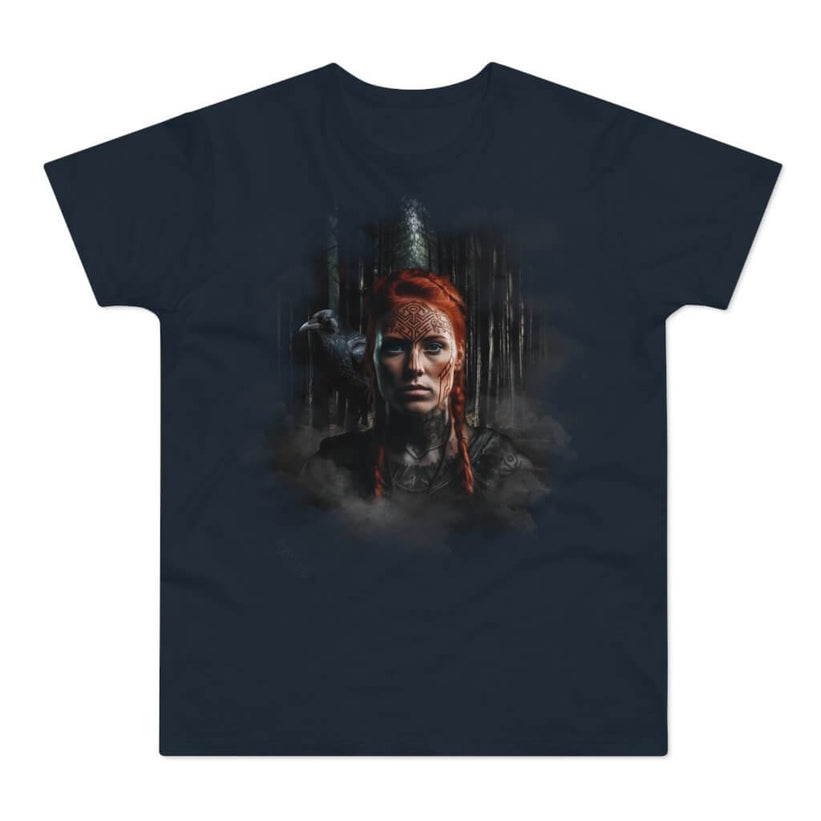 Mørkeblå t-shirt med tryk med en ung vikinge-kvinde med en ravn på skulderen.