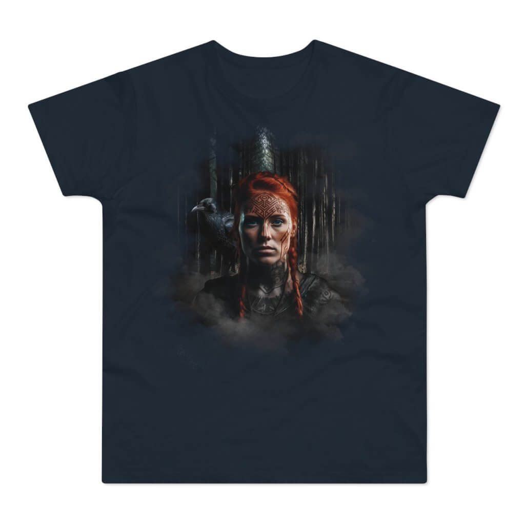 Mørkeblå t-shirt med tryk med en ung vikinge-kvinde med en ravn på skulderen.