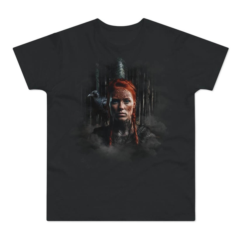 Sort t-shirt med tryk med en ung vikinge-kvinde med en ravn på skulderen.