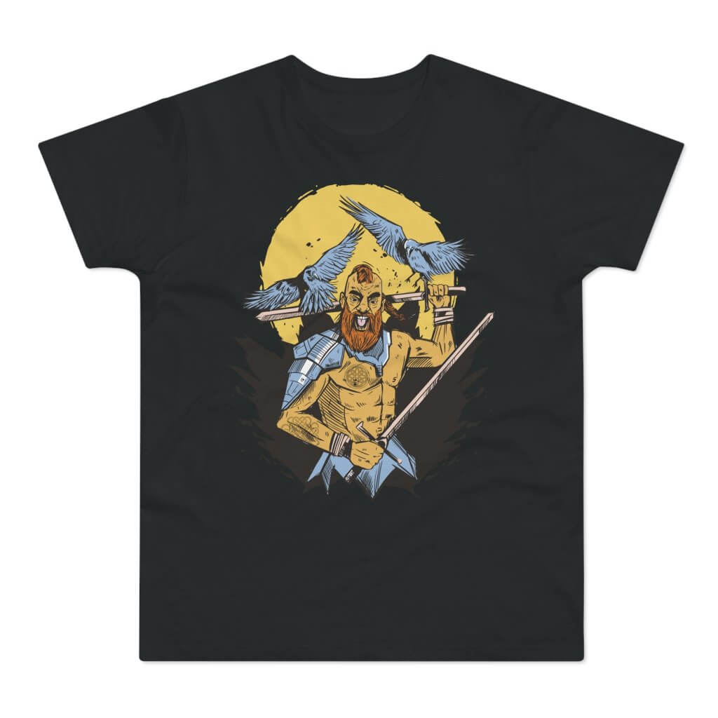 Sort t-shirt med tryk med en kæmpende gal viking og to ravne, der flyver over ham.