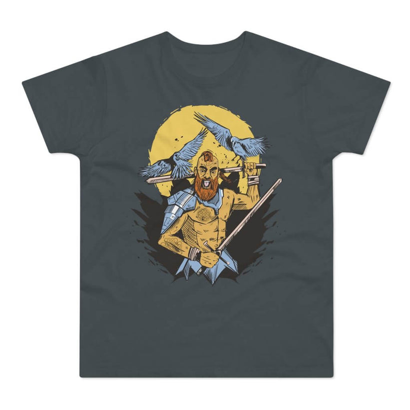 Grå t-shirt med tryk med en kæmpende gal viking og to ravne, der flyver over ham.