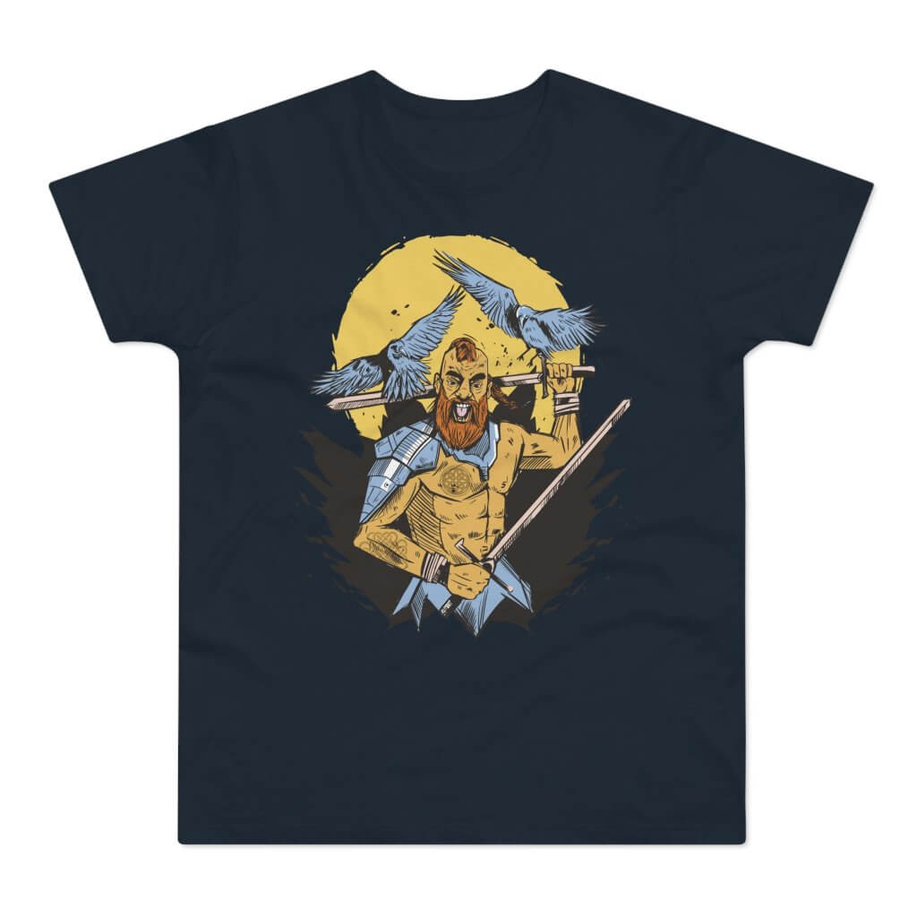 Mørkeblå t-shirt med tryk med en kæmpende gal viking og to ravne, der flyver over ham.
